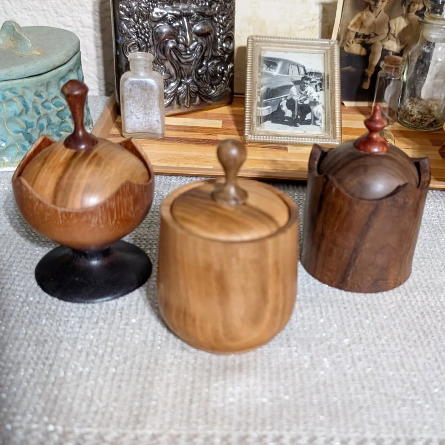 Finished up some little cool little trinket bowls. Come on by the studio and support local artistes during the @lockhart.open.studios here in Lockhart.

#woodart #woodturning #handmade #supportlocalart #supportsmallbusiness #artistlife