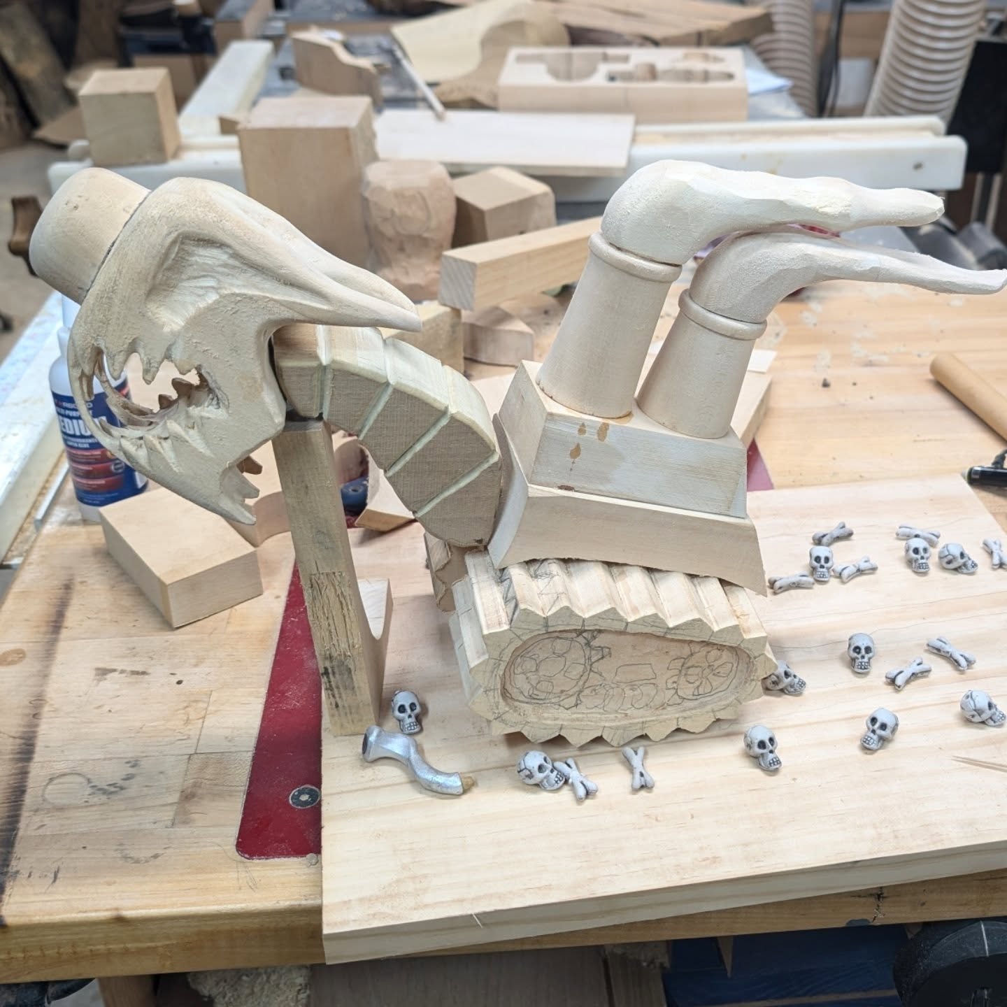 Added smoke and working on the tracks. Along ways to go but I'm liking it.

#greedybastards #woodcarving #woodart #handmade #robuts