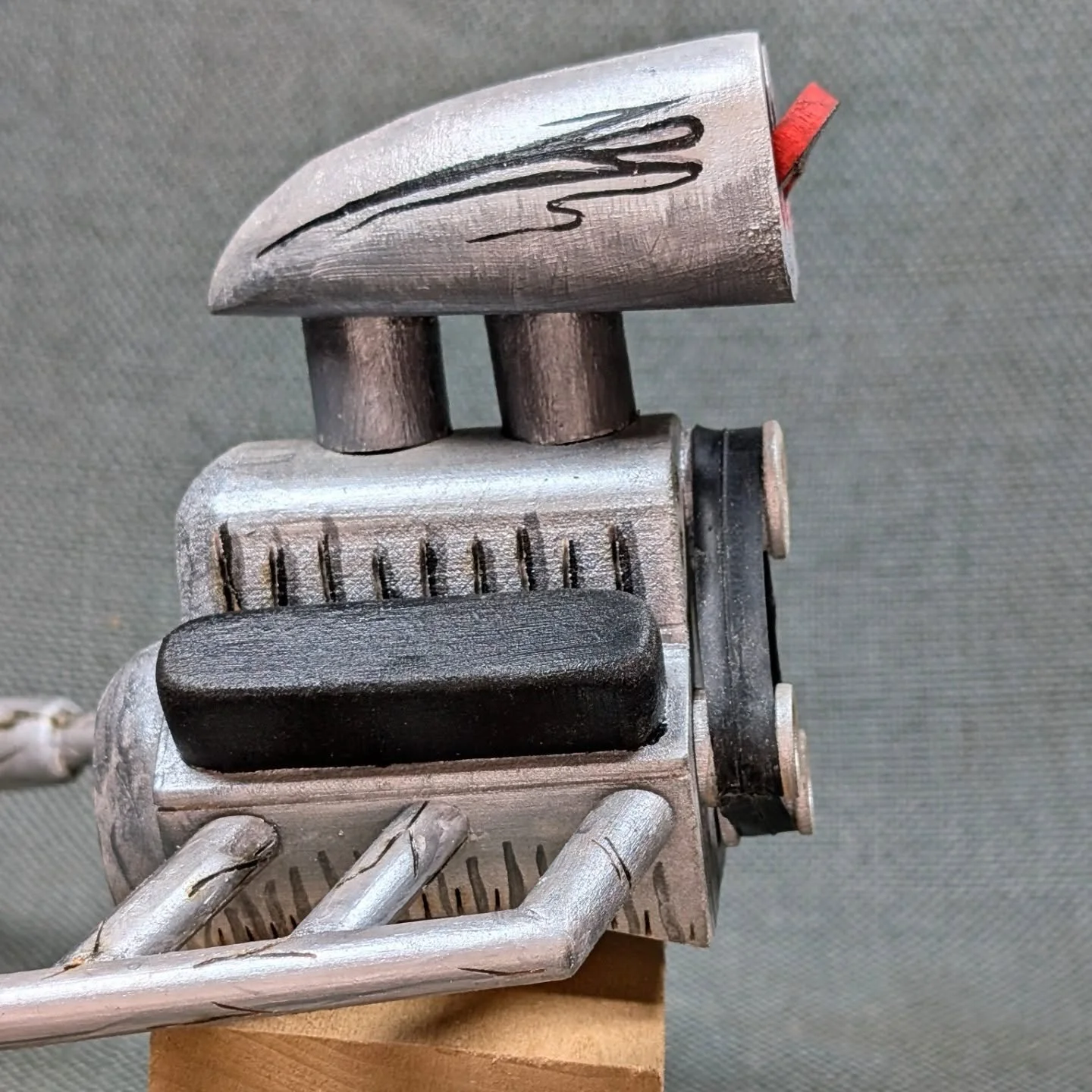 Fan belt added and Sarah painted some nice pinstriping on the blower. Getting closer!

#hotrod #ratfink #oneeyedweirdo #woodart #woodcarving.