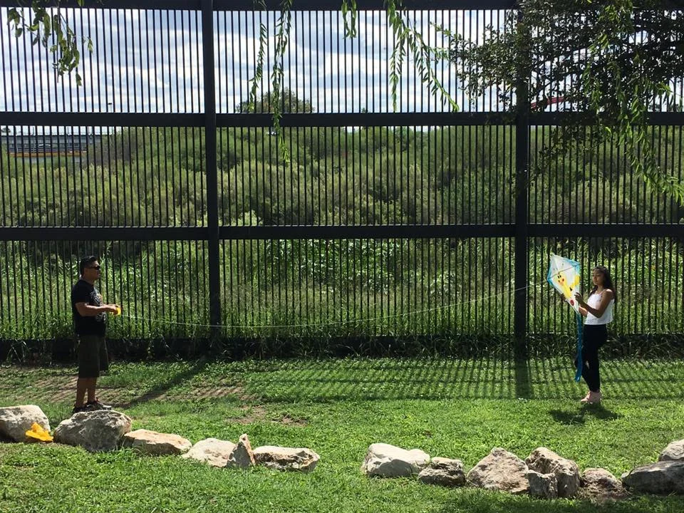 Parent and Child in Kites Sin Fronteras Workshop