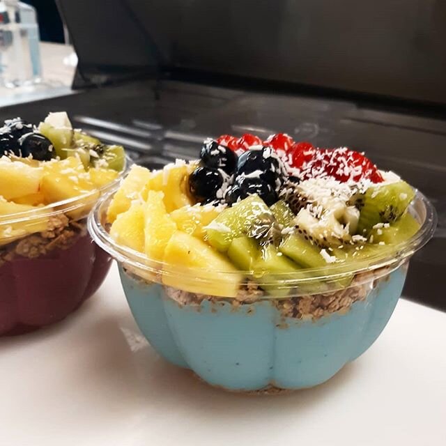 If you missed us today, we will be back tomorrow for the last Flower day at the @rofarmmarket 7am - 2pm🌸
📸Pictured is our Blue Magic superfruit bowl
#organic #smoothies #detroit #michigan  #royaloak #healthiswealth #vegan #plantbased #healthy #shop
