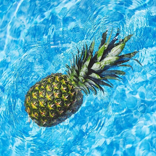 🦋🍍These last few hot days have us cravin&rsquo; a swimming pool...yes, please!🏖✨