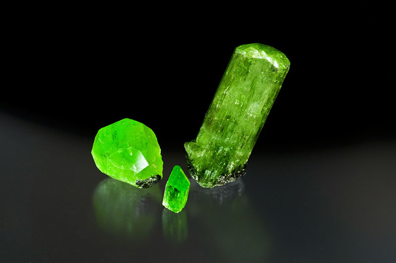  Fine diopside crystals.&nbsp;Merelani, Tanzania, the largest being 5.5 cm. 