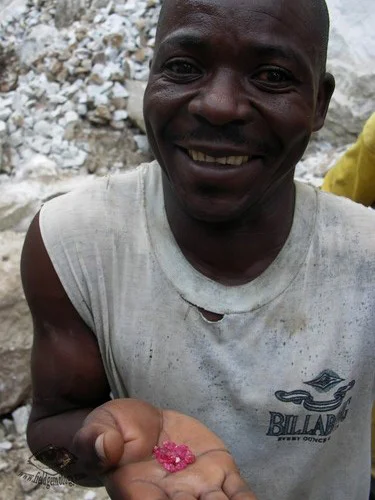 Spinel miner Benjamin Makoti present us some of the spinels he took from the marbles at Ipanko. In that mine, spinels are associated with clinohumite and blue apatite.