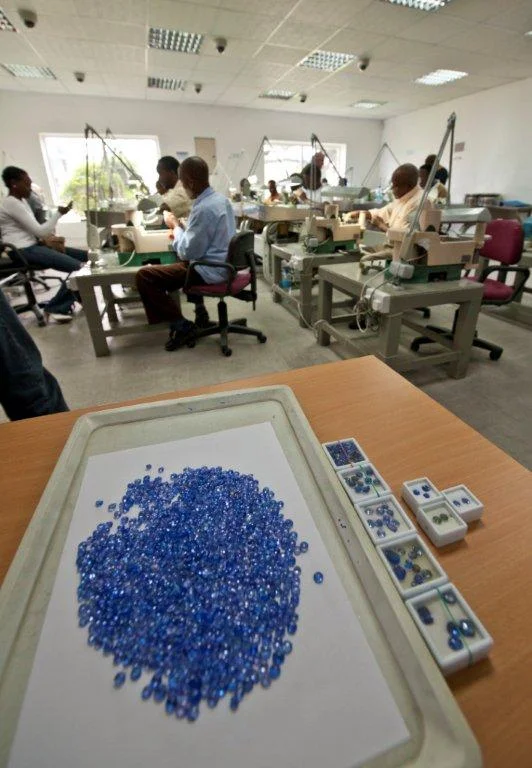 Thợ mài cắt giác và đánh bóng Tanzanite tại TanzaniteOne