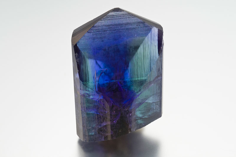  Unheated bi-color tanzanite crystal.&nbsp;Merelani, Tanzania, 4.5 cm. 