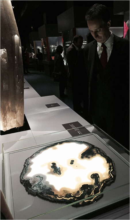 Giants n° 2. Above, museum-goer peruses a cauldron of Brazilian agate beside a steeple of quartz. Below, another view of the same hall, with the agate at lower right. (Photos: Bill Larson, above; H. Fanthomme, © Paris Match , below)