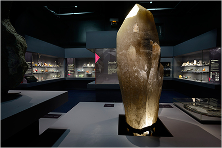 Giants n° 3. Cardioid and carved garnets along with cut-and-set examples. (Photo: Bill Larson)