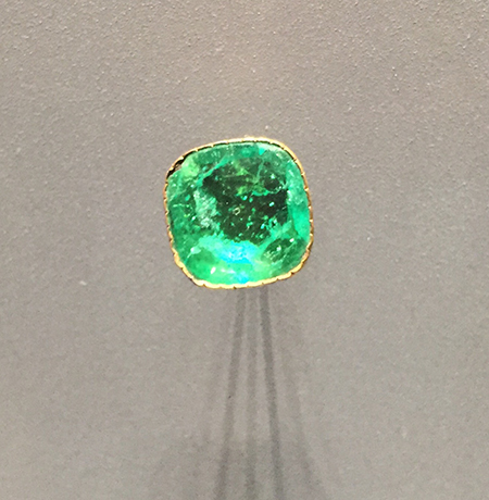 L'émeraude. This brilliant emerald was an eyecatcher. (Photo: Bill Larson)
