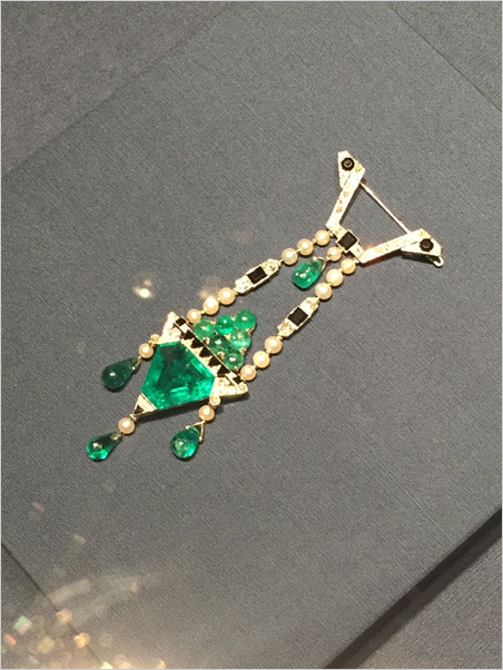 L'Après-midi d'une émeraude. Color-wise, this is perhaps the most arresting piece in the exhibit although my image doesn't do it justice. The emeralds are very vivid Goldilocks-green: not too dark, not too light. This brooch is one of the Cartier creations inspired by the Ballets Russes. It was crafted in 1913, when Vaslav Nijinsky choreographed for the dance company. It features a 11.90-carat emerald in center; pearls, platinum and onyx. (Photo: David Hughes)