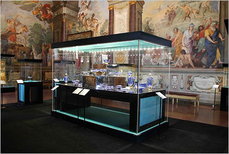The Palazzo Pitti's Summer Apartments, now the Silver Museum, were decorated beginning in 1635 by Medici monarch Cosimo I's descendant Ferdinando II. Frescoes include those commissioned to artist Giovanni da San Giovanni. It's the perfect setting for a royal display of lapis lazuli. (Photo: S. Tavernier)