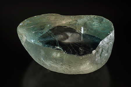 The Mascara Stone. Above, the brushlike inclusion is barely visible. Below, detail of the inclusion with its uncanny resemblance to a mascara applicator. The topaz measures 16 x 12.2 x 6 cm. (Photos: Jeff Scovil)