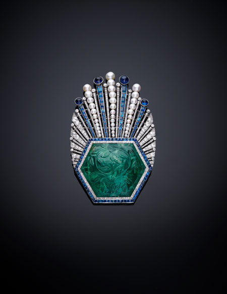 Aigrette. France, Paris, designed by Paul Iribe, made by Robert Linzeler, 1910. Platinum, set with emerald, sapphires, diamonds, and pearls. H. 3-5/8 in. (9 cm), W. 2-1/4 in. (5.6 cm), D. 5/8 in. (1.5 cm). Al-Thani Collection. (Photo: © Prudence Cuming Associates)
