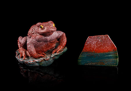 A set of carved jasper toad and matching rough jasper specimen, Gerd Dreher, Idar-Oberstein, Germany, 10.2 cm. and 7 cm. (Photos courtesy Leslie Hindman Auctioneers)