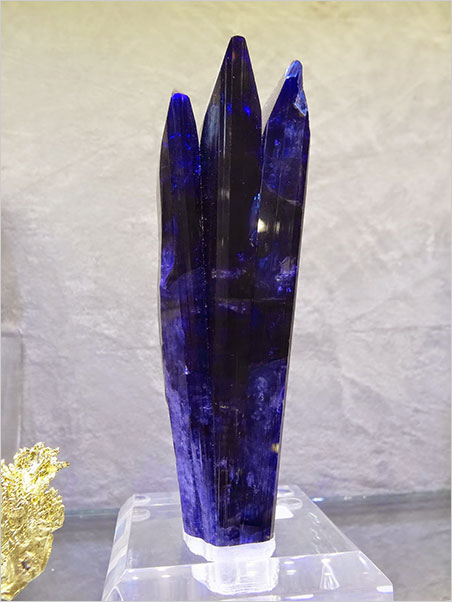 Tasty troika. Crystal Classics, as usual, had some sexy specimens, such as this triple crystal of tanzanite. (Photo: Eloïse Gaillou)