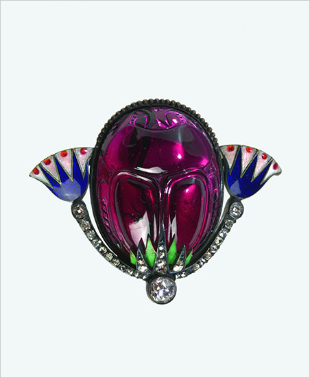 Carl Fabergé (1846–1920), Fabergé workshop, Saint Petersburg, Carl Fabergé (workmaster). Scarab Brooch , about 1900. Garnet, gold, diamonds, rubies, enamel, silver. 2.8 x 3.8 x 1.9 cm. Virginia Museum of Fine Arts, Bequest of Lillian Thomas Pratt. (Photo courtesy The Montreal Museum of Fine Arts)