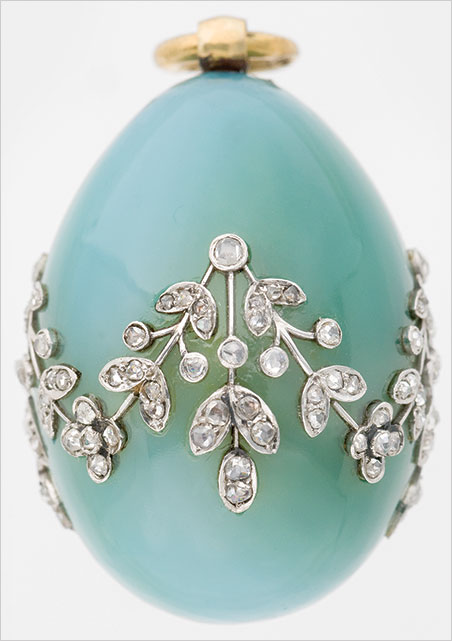 Carl Fabergé (1846–1920), Fabergé workshop, Mikhail Perkhin (workmaster). Miniature Easter Egg Pendant , about 1900. Chalcedony, gold, white gold, diamonds. 3.2 x 2.2 cm. Virginia Museum of Fine Arts, Bequest of Lillian Thomas Pratt. (Photo courtesy The Montreal Museum of Fine Arts)