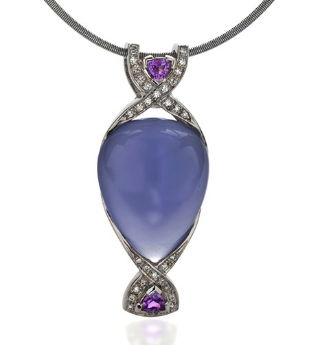 Blue chalcedony pendant by Leslie Weinberg. (Photo: Robert and Orasa Weldon)
