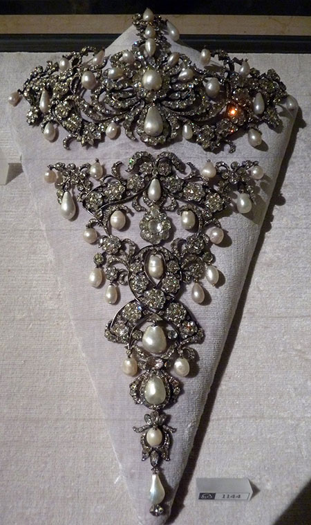 Parure, 1784. Another highlight of the Munich Residenz Treasury, which visitors to the Munich Show can take in as a side trip. It is reminiscent of the work composed of many, many diamonds found in descriptions of the Russian crown jewels. For more images from the Residenz, visit MinBlog . (Photo courtesy Eloïse Galliou)