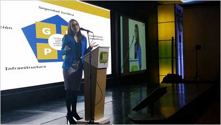 Dr. Isabel Ulloa, Colombia's Vice Minister of Mines, addressing the opening session of the Symposium.