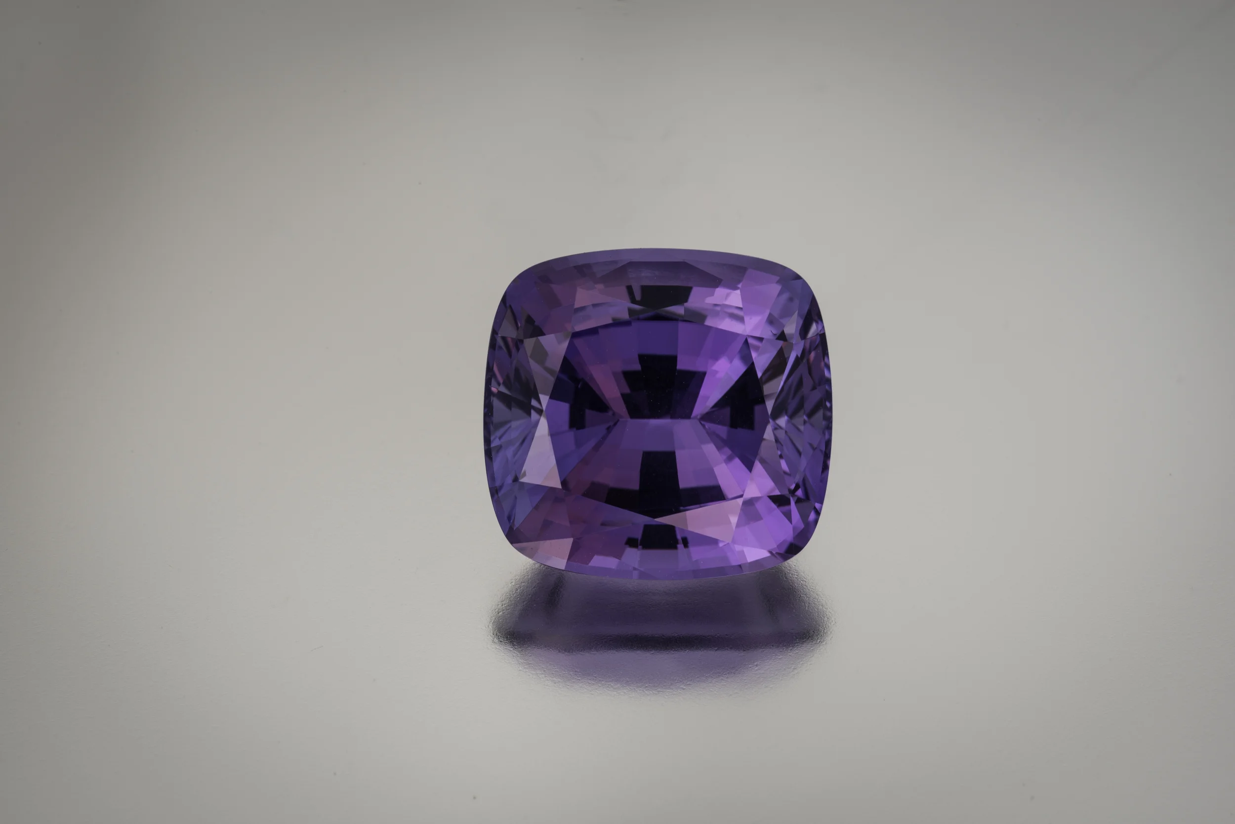 Purple tanzanite , 21.79 carats, 16.8 x 16 x 1.05 mm. (Photo: Mia Dixon)