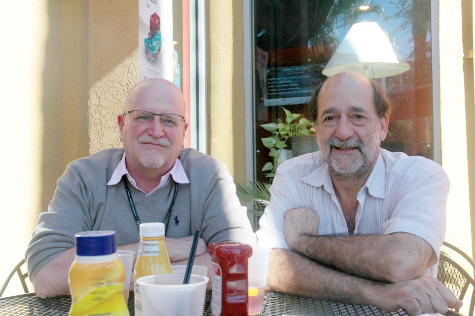 Dana Schorr , right, with Richard W. Hughes at the Tucson Show in 2014. (Photo: Elise Skalwold, who helpfully pointed us to the Independent stories)