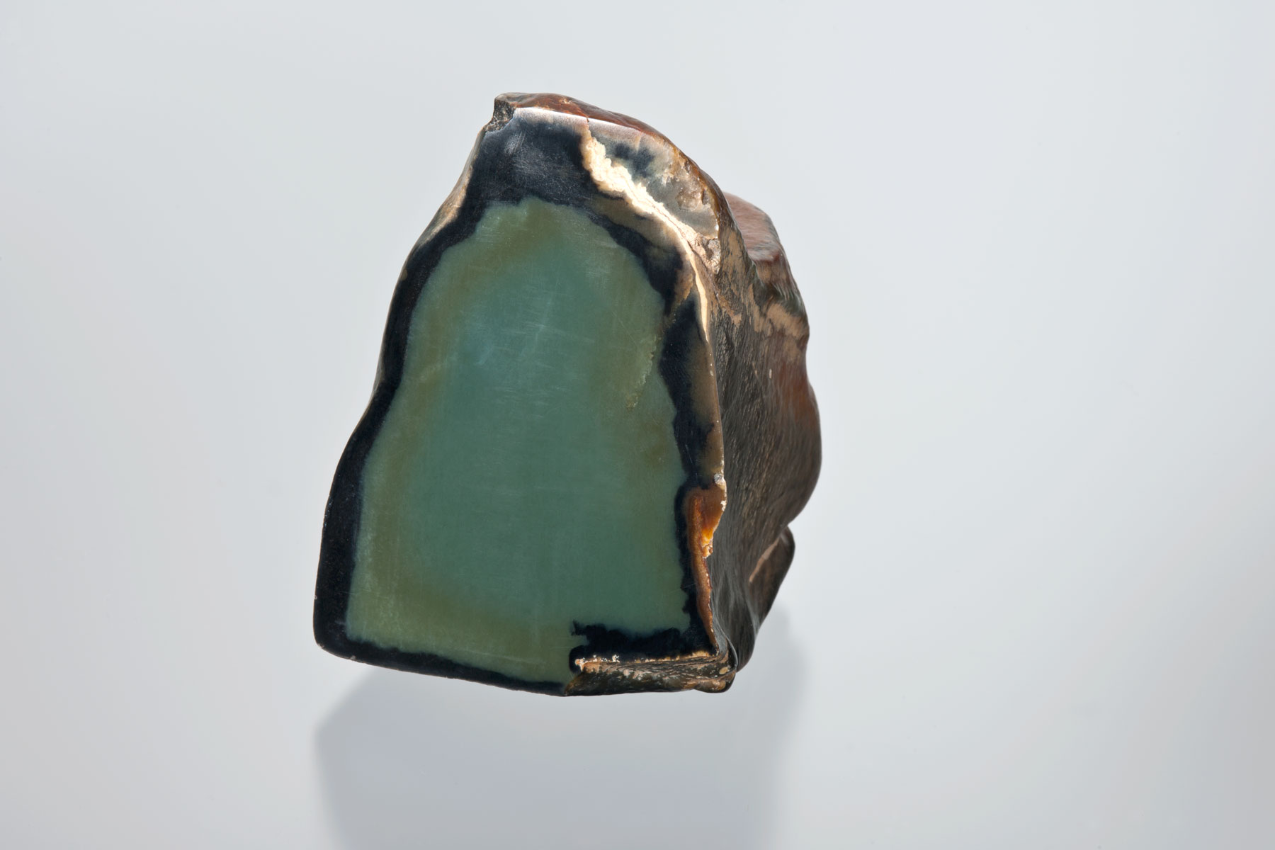 Bull Canyon sliced slick showing the many colors from a teal blue inside to green to brown to black. The skin on this piece is more of a light tan and very narrow. In this case the wind slick has been cut to show the interior beauty of this 2½-lb chunk. (Photo: Robert Weldon)