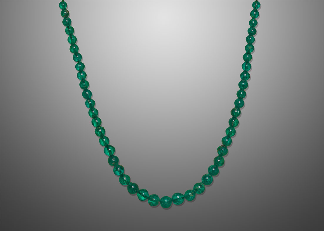 More emeralds from Muzo. This string of emerald beads entered the French Crown Jewel collection between the inventory of 1791 and that of 1811. The gems most likely come from the seizures during the revolutionary period. Emerald beads were rarely created at that time, and contribute to the extraordinary character of this necklace. (Photo: © MINES ParisTech – A. Stenger)
