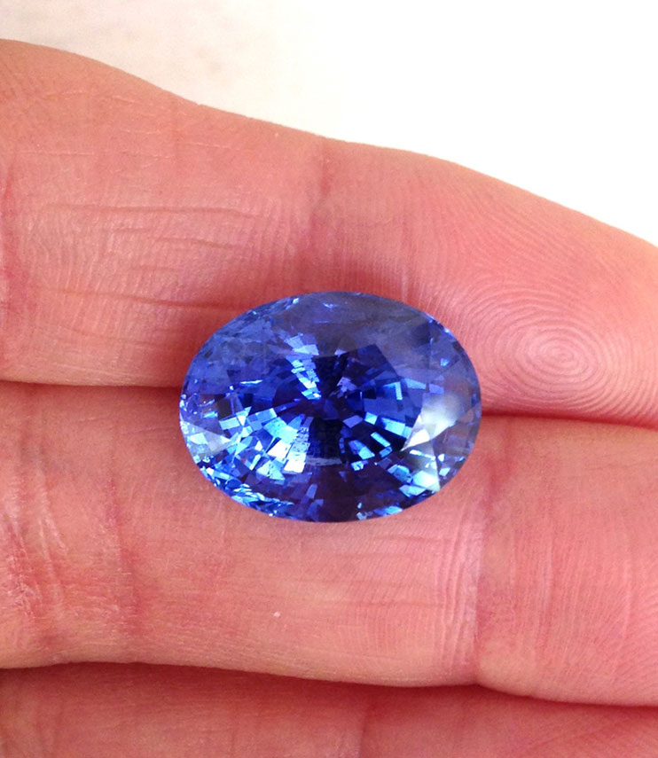 A different view of the same 15.2-carat natural Sri Lankan sapphire. (Photo: Jason Stephenson)