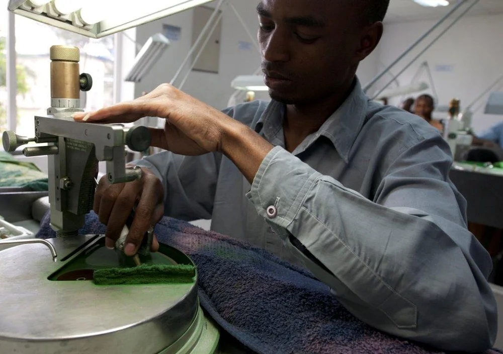 Thợ mài cắt giác và đánh bóng Tanzanite tại TanzaniteOne - công ty khai thác đá quý lớn nhất trong khu vực. Ảnh: Robert Weldon, © GIA 2012