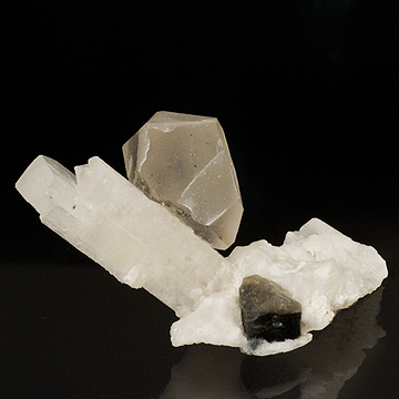 Hambergite from Pakistan, 4 cm in height x 7 cm in width x 2 cm in depth. (Photo: Mia Dixon)