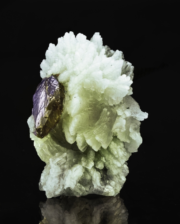 Prehnite and tanzanite from Tanzania, 5.5 x 4 x 4 cm. (Photo by Mia Dixon)