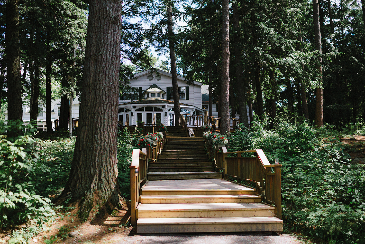 Muskoka-Cottage-Wedding-Photography-Photographer_Photojournalistic-Documentary-Wedding-Photography_Vintage-Bride-Sherwood-Inn-Lake-Wedding-Venue.jpg