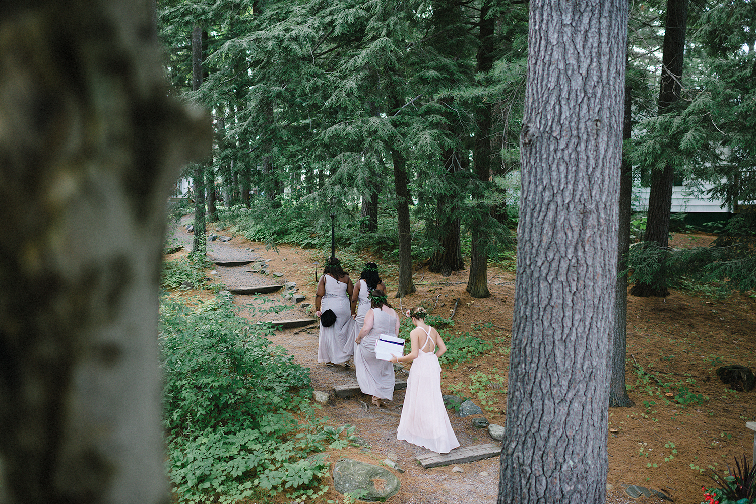 Muskoka-Cottage-Wedding-Photography-Photographer_Photojournalistic-Documentary-Wedding-Photography_Vintage-Bride-Sherwood-Inn-Lake-Wedding-Venue_Bridesmaids-Details.jpg