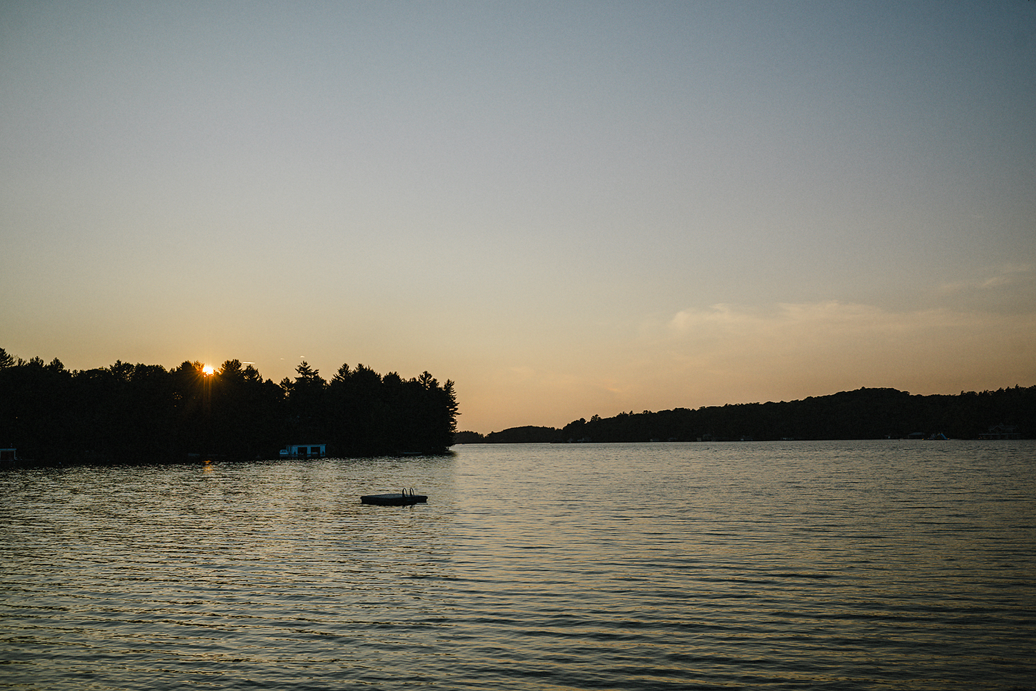 Muskoka-Cottage-Wedding-Photography-Photographer_Photojournalistic-Documentary-Wedding-Photography_Lakeside-Ceremony-Sunset-Detail.jpg