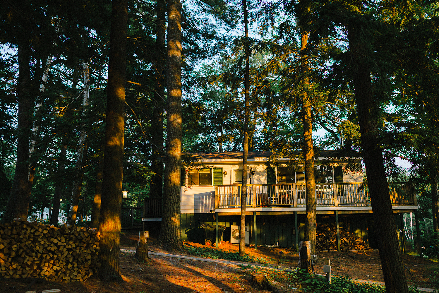 Muskoka-Cottage-Wedding-Photography-Photographer_Photojournalistic-Documentary-Wedding-Photography_Lakeside-Ceremony-Sunset-Light-on-Cabin.jpg