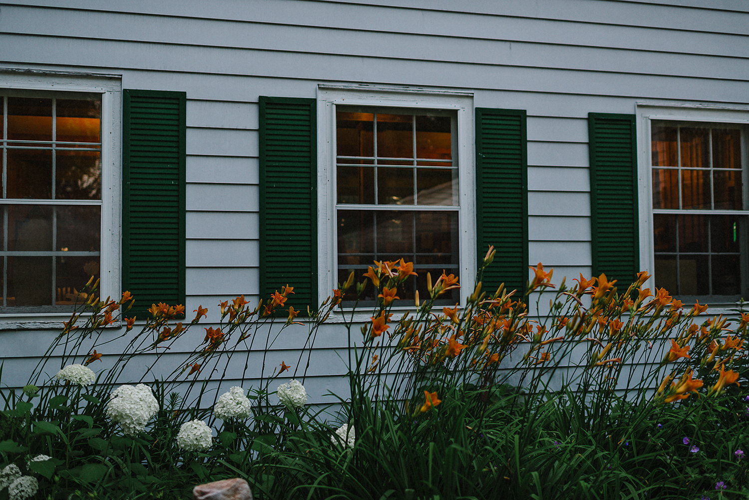 Muskoka-Cottage-Wedding-Photography-Photographer_Photojournalistic-Documentary-Wedding-Photography_Lakeside-Ceremony-Sunset-Light-on-Window-Sill.jpg