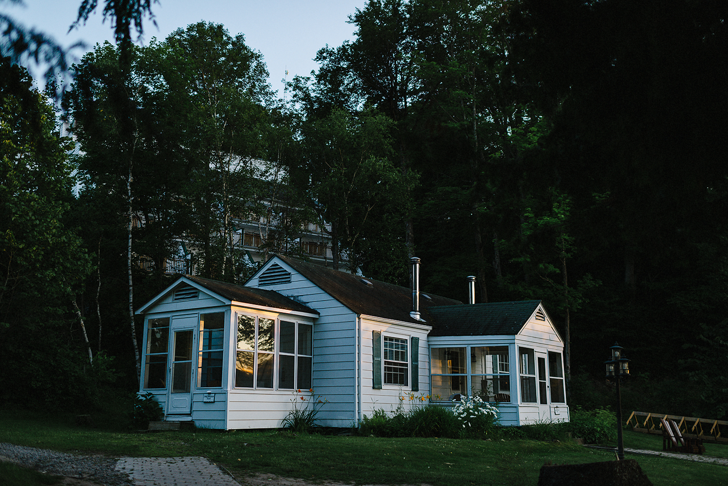 Muskoka-Cottage-Wedding-Photography-Photographer_Photojournalistic-Documentary-Wedding-Photography_Lakeside-Ceremony-Sunset-Light-on-Cabin-window.jpg