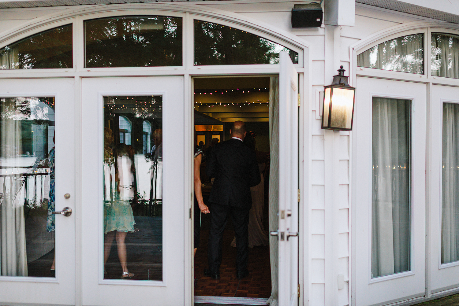 Muskoka-Cottage-Wedding-Photography-Photographer_Photojournalistic-Documentary-Wedding-Photography_Lakeside-Wedding-Reception-Venue-Details.jpg