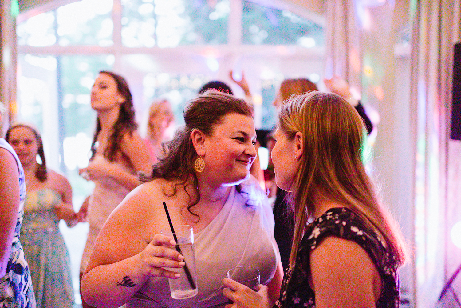 Muskoka-Cottage-Wedding-Photography-Photographer_Photojournalistic-Documentary-Wedding-Photography_Vintage-Bride-Lovers-Land-Dress_Boho-Bride-Wedding-Reception-bridesmaid-candid.jpg