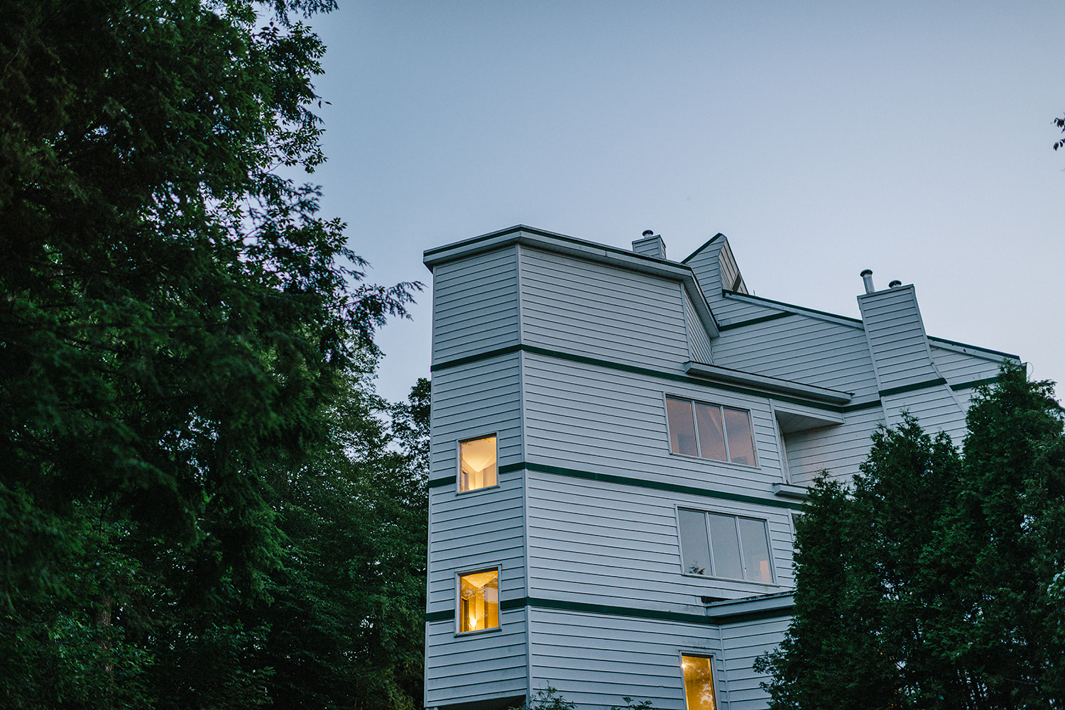 Muskoka-Cottage-Wedding-Photography-Photographer_Photojournalistic-Documentary-Wedding-Photography_Lakeside-Ceremony-Sunset-Light-on-Cabin-Lights.jpg