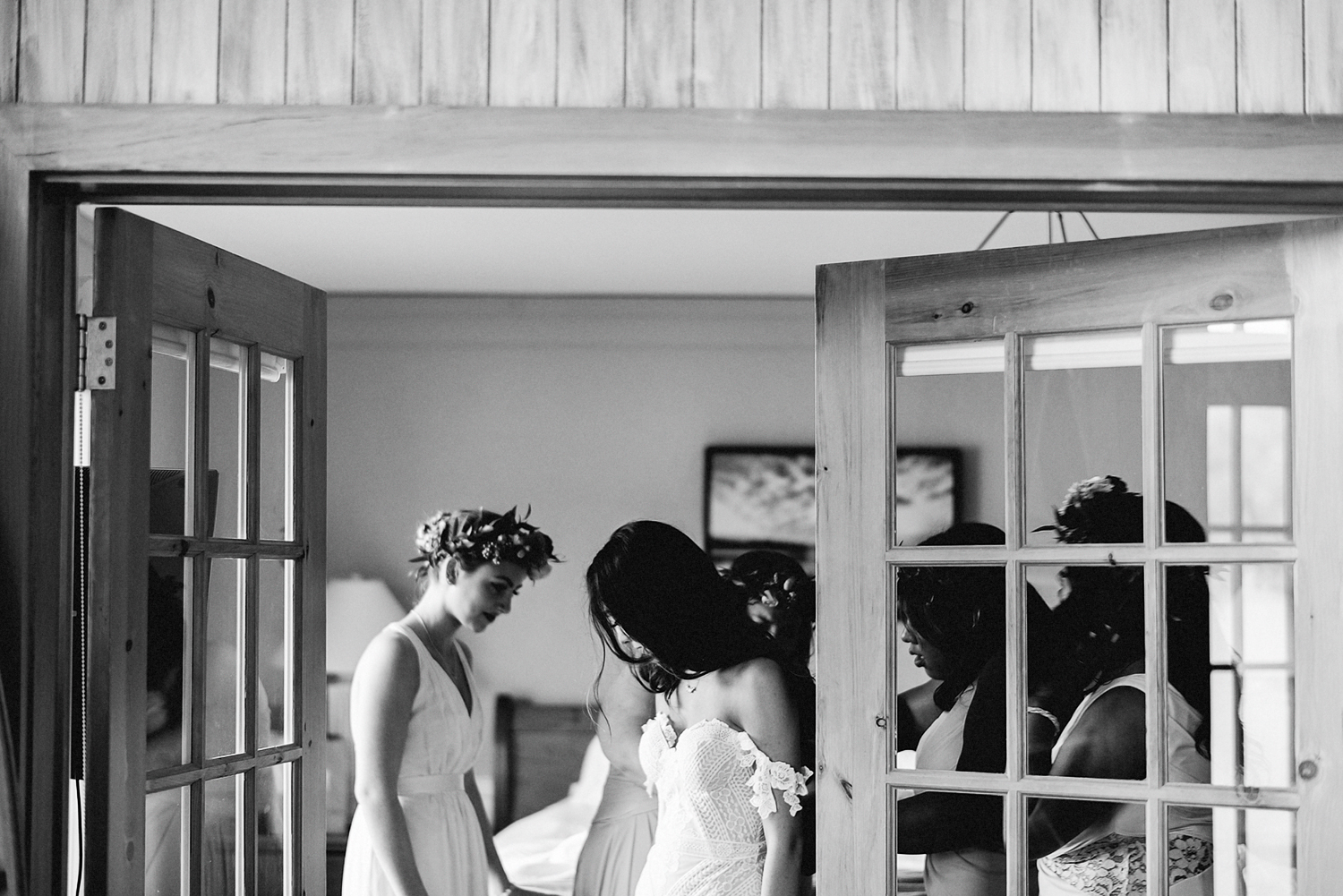 Muskoka-Cottage-Wedding-Photography-Photographer_Photojournalistic-Documentary-Wedding-Photography_Vintage-Bride-Lovers-Land-Dress_Rue-Des-Seins_Bridal-Portrait-Boho-bride-getting-ready-with-bridesmaids.jpg