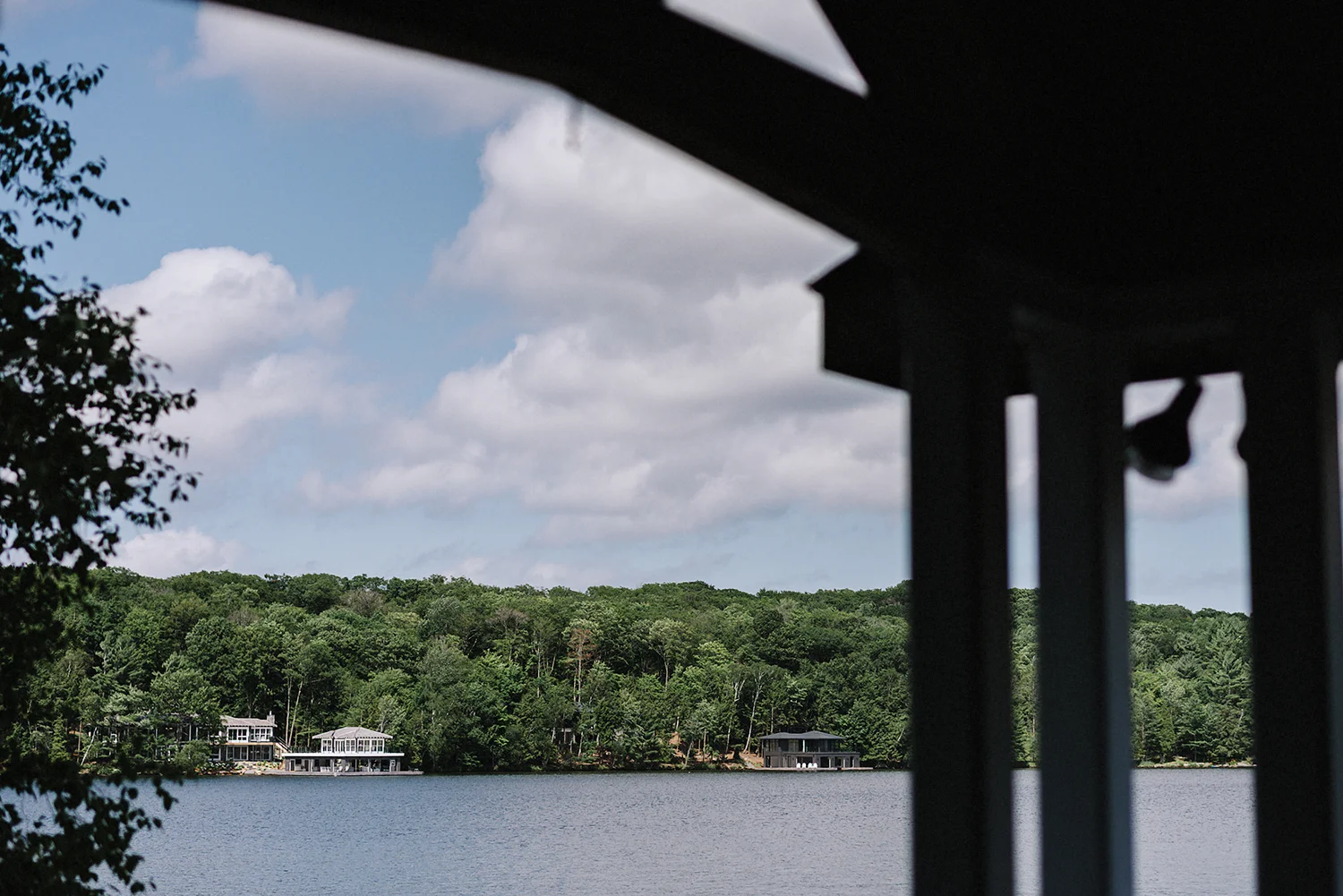 Muskoka-Cottage-Wedding-Photography-Photographer_Photojournalistic-Documentary-Wedding-Photography_Vintage-Bride-Lovers-Land-Dress_Rue-Des-Seins_Dress-Details-Cottage-Venue.jpg