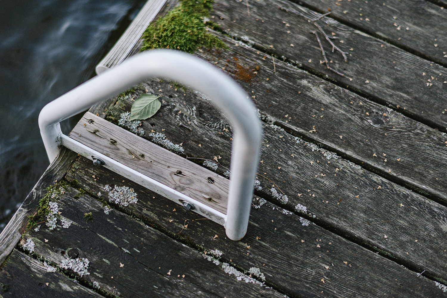 Muskoka-Cottage-Wedding-Photography-Photographer_Photojournalistic-Documentary-Wedding-Photography_Vintage-Bride-Boho-Bride-Boho-Groom-Lakeside-Cabin-Lake-Water-Detail.jpg