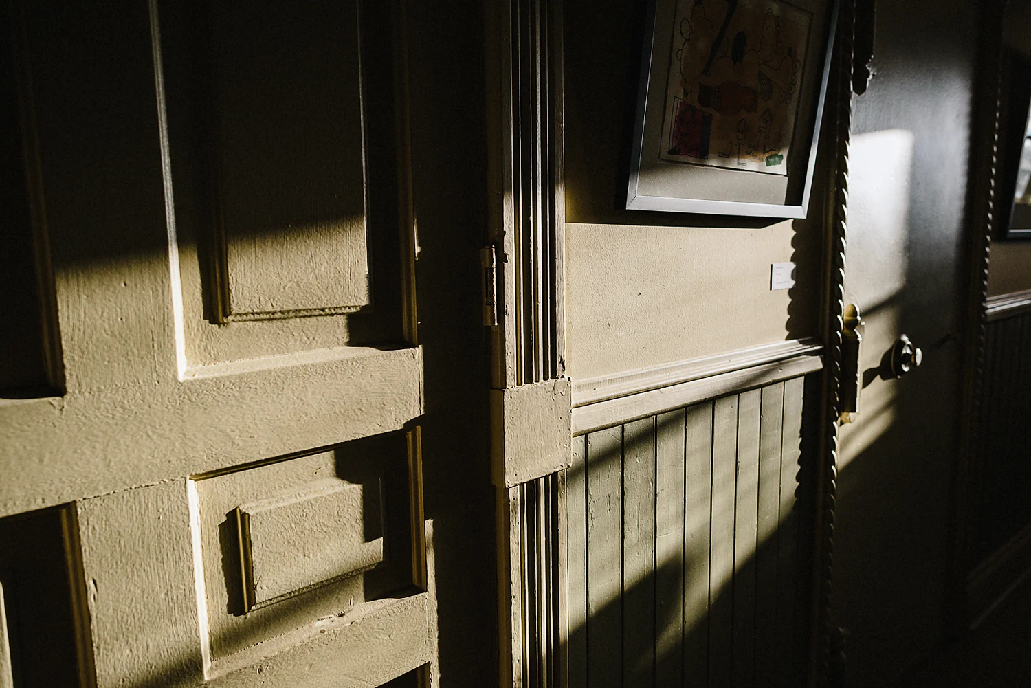 Best-Moody-Documentary-Wedding-Photography-Photojournalism-Vintage-Small-Town-Chapel-Wedding-Toronto-Ontario_Reception-Venue-Old-Town-Hall-Sunlight-detail.jpg