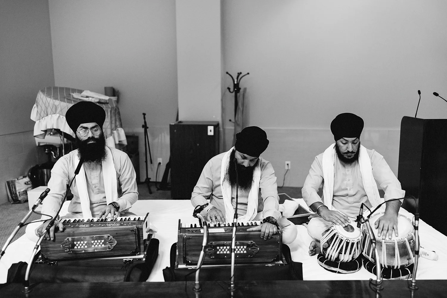 Toronto-Photojournalism-wedding-photographers-3B-Photography-Candid-Documentary-Film-Photography-Analog-Ontario-Hamilton-Port-Perry-Venue-temple-ceremony-sikh-mucisians-playing.jpg