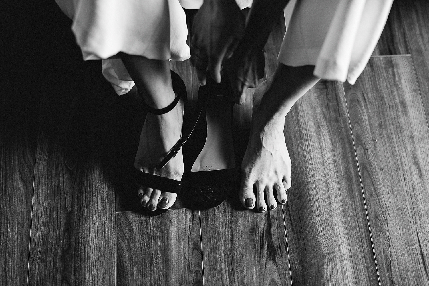 26-528-Best-Wedding-Photography-Toronto-Ontario-Canada-Photojournalistic-Genuine-Candid-Moment-bride-putting-on-shoes.jpg