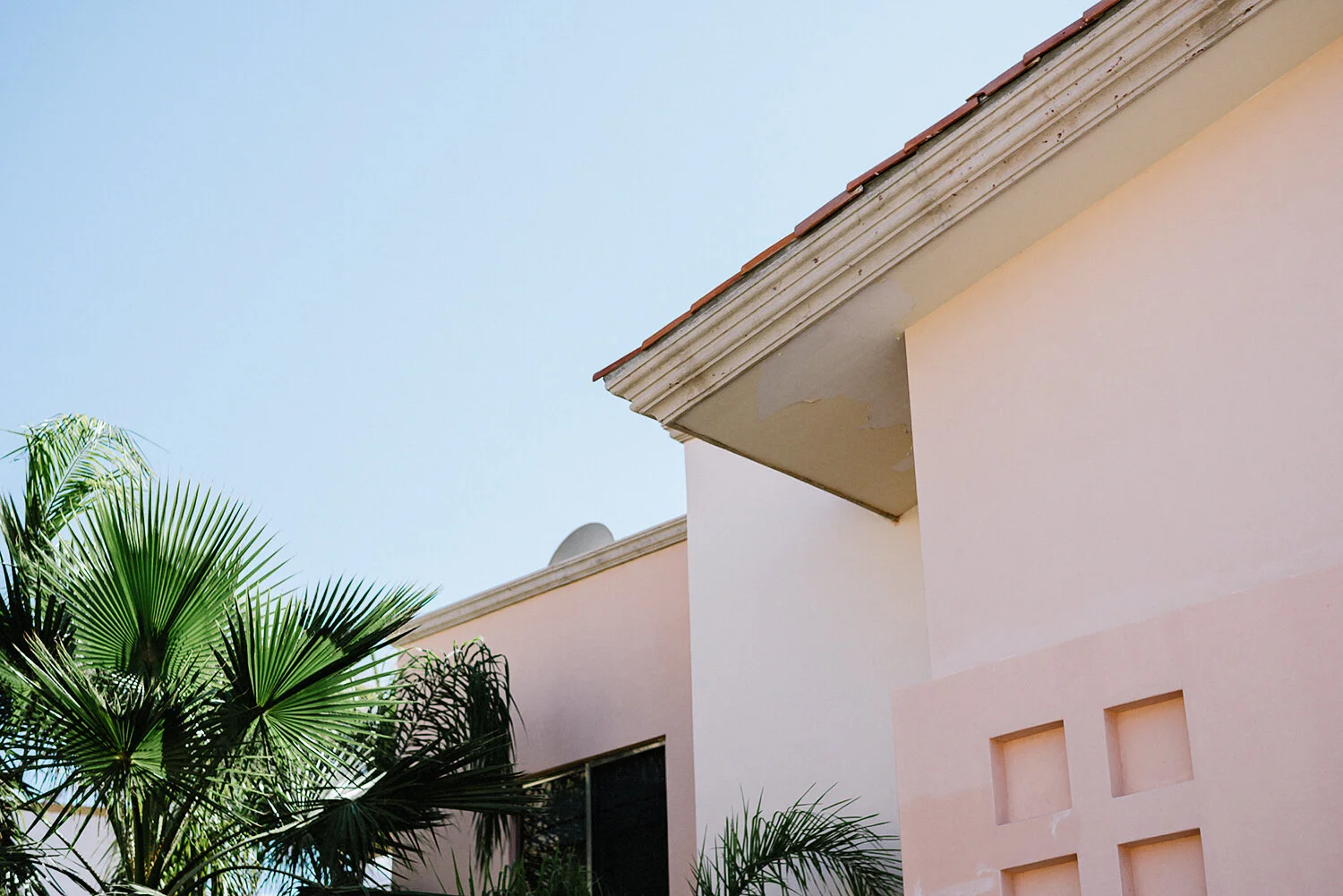 386-destination-wedding-cabo-san-lucas-ventanas-private-residence-alternative-toronto-wedding-photographer-details-palm-trees-mexican-buildings.JPG