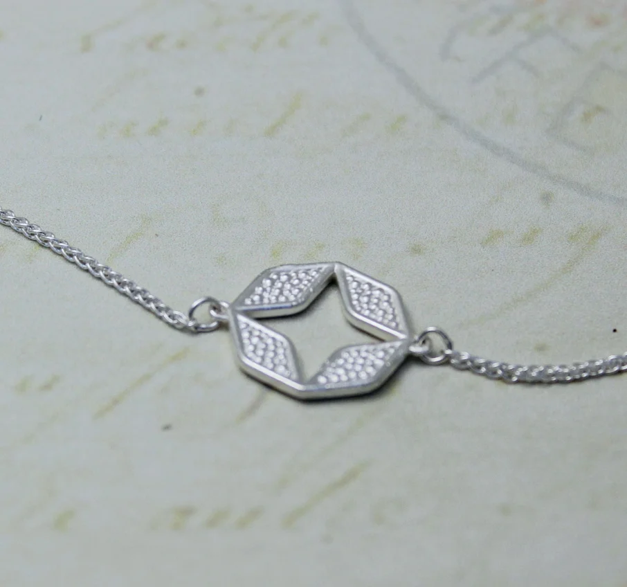 Vera Round Necklace - text.jpg