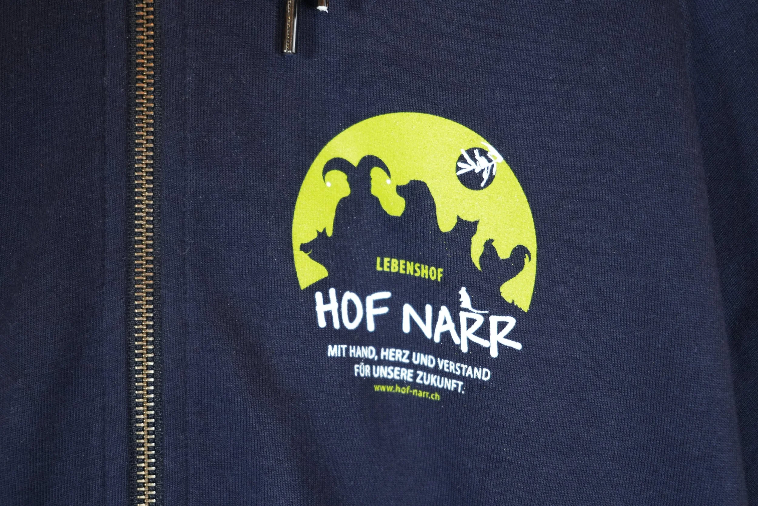 Hoodie Blau Detail Logo.jpg